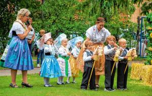 Na žnjenskim swjedźenju w Choćebuskej Witaj-pěstowarni předstajichu tamniši chowancy, zdźěla&amp;nbsp;w delnjoserbskej drasće, spodobny program. Foto: Werner Měškank