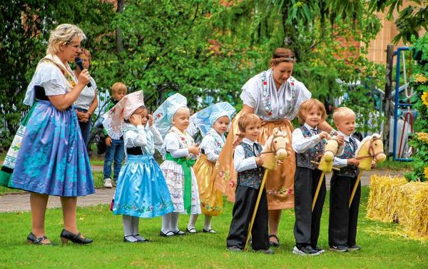 Na žnjenskim swjedźenju w Choćebuskej Witaj-pěstowarni předstajichu tamniši chowancy, zdźěla&amp;nbsp;w delnjoserbskej drasće, spodobny program. Foto: Werner Měškank