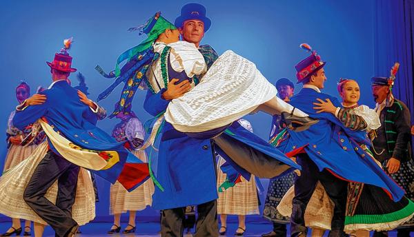 Ohara Clementi a Alexander Bolk jako kwasny por w »Blunjanskim kwasnym přezpolu« po choreografiji Juraja Kubánki Foto: nowinske foto/SLA