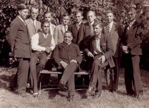 Serbski homiletiski seminar w Chwaćicach wokoło 1935; srjedźa: Serbski wyši farar Gustaw Zarjenk, za nim nalěwo stud. teol. Gerhard Wirth Foto: zběrka Trudla Malinkowa