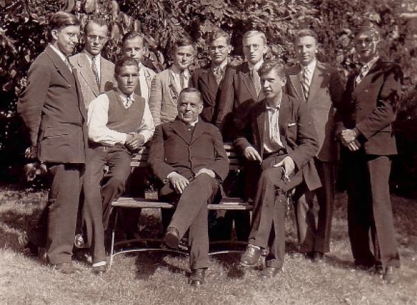 Serbski homiletiski seminar w Chwaćicach wokoło 1935; srjedźa: Serbski wyši farar Gustaw Zarjenk, za nim nalěwo stud. teol. Gerhard Wirth Foto: zběrka Trudla Malinkowa