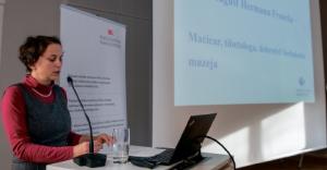 Historikarka dr. Lubina Malinkowa přednošuje 2022 na hłownej zhromadźiznje Maćicy Serbskeje w Budyšinje Foto: Serbski institut / Maćij Bulank (2022)