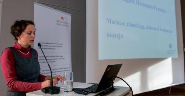 Historikarka dr. Lubina Malinkowa přednošuje 2022 na hłownej zhromadźiznje Maćicy Serbskeje w Budyšinje Foto: Serbski institut / Maćij Bulank (2022)