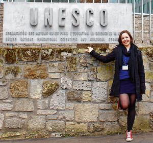 Rejzka Lipičec pochadźa ze Swinjarnje. Tuchwilu je projektna sobudźěłaćerka UNESCO w Parisu, hdźež přewjeduja lětsa Mjezynarodne lěto indigenych rěčow Foto: z wobsydstwa R. Lipičec