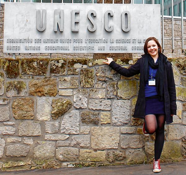 Rejzka Lipičec pochadźa ze Swinjarnje. Tuchwilu je projektna sobudźěłaćerka UNESCO w Parisu, hdźež přewjeduja lětsa Mjezynarodne lěto indigenych rěčow Foto: z wobsydstwa R. Lipičec