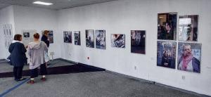 Kuratorce Christina Boguszowa a Christina Kliemowa z fotografowku Carla Pohl w Starej płachtaŕni&amp;nbsp;w Chóśebuzu Foto: V. Zakar