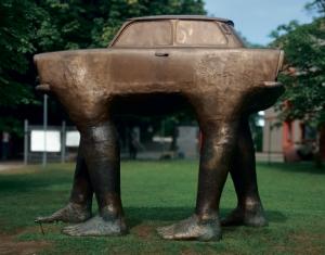 David Černý »Quo Vadis«, 1990. Original je w muzeju wuměłca »Musoleum« w Praze. W parku němskeho wulkopósłanstwa w Praze steji wotliwk z bronzy. W juniju 2022 wustajichu postawu w Drježdźanach na Brühlowej terasy. Foto: Marija Suchec, NordArt 2023.