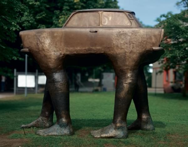 David Černý »Quo Vadis«, 1990. Original je w muzeju wuměłca »Musoleum« w Praze. W parku němskeho wulkopósłanstwa w Praze steji wotliwk z bronzy. W juniju 2022 wustajichu postawu w Drježdźanach na Brühlowej terasy. Foto: Marija Suchec, NordArt 2023.