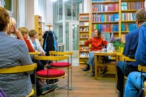 Na předstajenu zběrki »W času zeza časa« w Smolerjec kniharni, 2019 Foto: archiw SN/Hanka Šěnec
