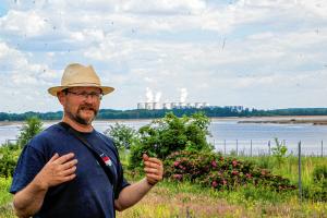 Serb Renej Šuster, kenž jo słušał do aktiwistow, kótarež su wopytali wjas Łakomu a kśě zeleny biotop wokoło njeje wuchowaś. Foto: Werner Měškank