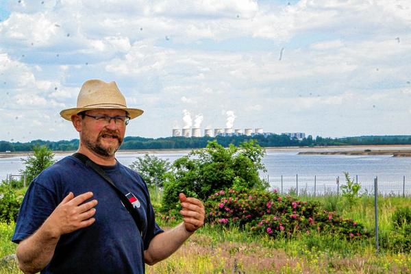 Serb Renej Šuster, kenž jo słušał do aktiwistow, kótarež su wopytali wjas Łakomu a kśě zeleny biotop wokoło njeje wuchowaś. Foto: Werner Měškank