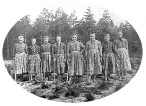 Před załoženjom prodrustwow dźěłachu ludźo na mjeńšich polach a w lěsu – kaž tule Slepjanske holcy w 1920tych lětach –, hdźež běchu ležownostne mjena za woznamjenjenje małych ratarskich přestrjenjow trěbne. Reprodukcija: Jürgen Maćij