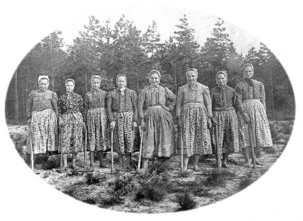 Před załoženjom prodrustwow dźěłachu ludźo na mjeńšich polach a w lěsu – kaž tule Slepjanske holcy w 1920tych lětach –, hdźež běchu ležownostne mjena za woznamjenjenje małych ratarskich přestrjenjow trěbne. Reprodukcija: Jürgen Maćij