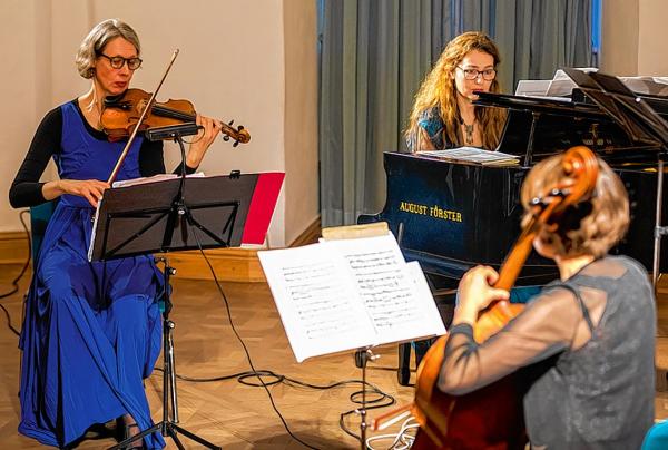 Huslerka Waltraut Elise Elvers, pianistka Heidemarja Wiesnerec a cellistka Linda Mančewa na lětušim koncerće na spočatku lěta (tule we Wojerecach) Foto: Gernot Menzel