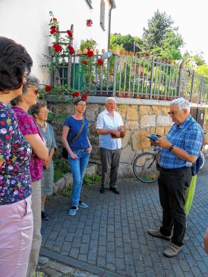 Čłonojo towarstwa Přećeljo Smolerjec kniharnje na slědach&amp;nbsp;Jana Radyserba-Wjele Foto: Róža Domašcyna