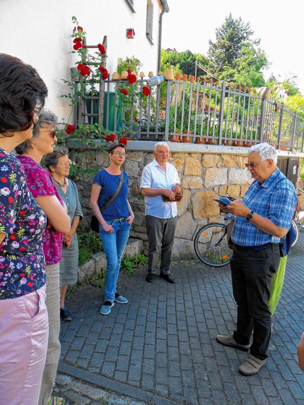Čłonojo towarstwa Přećeljo Smolerjec kniharnje na slědach&amp;nbsp;Jana Radyserba-Wjele Foto: Róža Domašcyna
