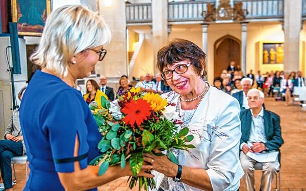 Lawreatka Myta Zejlerja Chrysta Meškankowa z ministerku Barbaru Klepsch w Kamjenskej cyrkwi swj. Hany Foto: Maćij Bulank