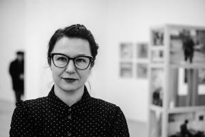 Andreja Hribernik je wuměłcow wubrała, kotrež zastupuja we wu stajeńcy »Wobrazy krajiny« słowjensku Korutansku. Nimo toho je jako čłonka jury za wuběr twórbow serbskeho dźěla wustajeńcy sobu skutkowała. Foto: KGLU/Špela Peruš