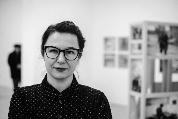 Andreja Hribernik je wuměłcow wubrała, kotrež zastupuja we wu stajeńcy »Wobrazy krajiny« słowjensku Korutansku. Nimo toho je jako čłonka jury za wuběr twórbow serbskeho dźěla wustajeńcy sobu skutkowała. Foto: KGLU/Špela Peruš
