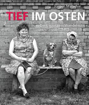 Jürgen Maćij, Tief im Osten – Die Lausitz im Wan del 1976–2020, 160 str., kruta wjazba, Halle 2021