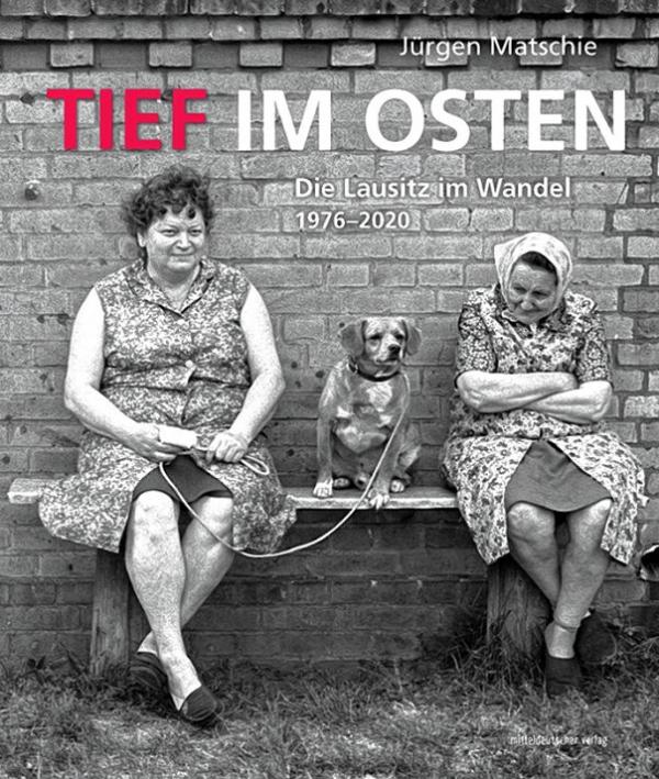 Jürgen Maćij, Tief im Osten – Die Lausitz im Wan del 1976–2020, 160 str., kruta wjazba, Halle 2021