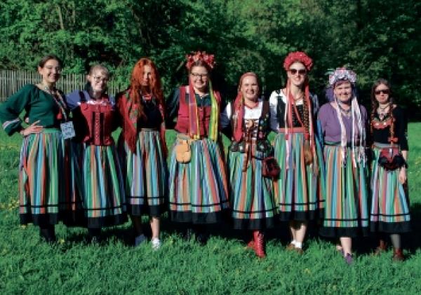 Skupina holcow w folkloristiskej drasće na SLAVNI.