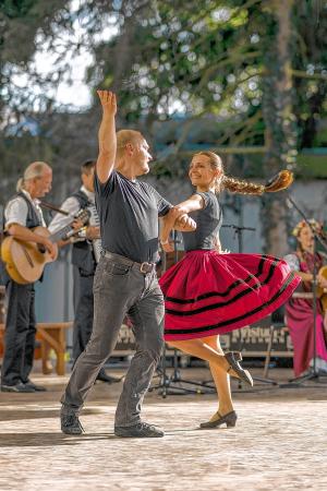 Kornel Kolembus a Julia Kasyanowa na mjezynarodnym folklornym festiwalu w Strážnicy Foto: L. Polak, kalop.eu