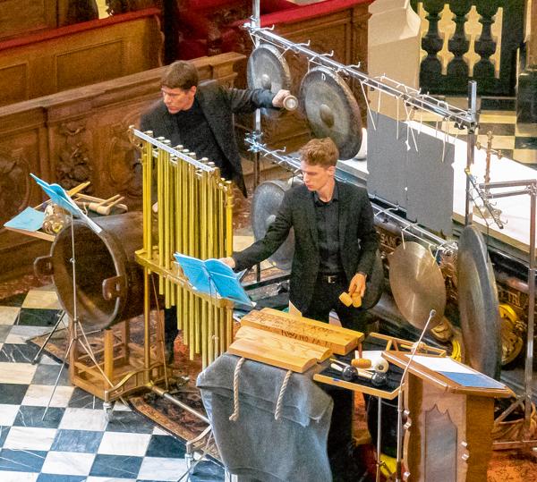 Duchowna hudźba »Swětło pozbudźa« z chórom Serbskeho gymnazija, 13. apryla 2019, w tachantskej cyrkwi w Budyšinje, nawod : Friedemann Böhme, na wobrazu bubnowarjej Cornelius Altmann a Nils Kochskämper Foto: Hanka Šěnec