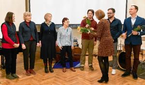 Kuratorka wustajeńcy Christina Boguszowa dźakuje so sobuskut kowacym hudźbno-literarneho wječora. Foto: Monika Oschikowa
