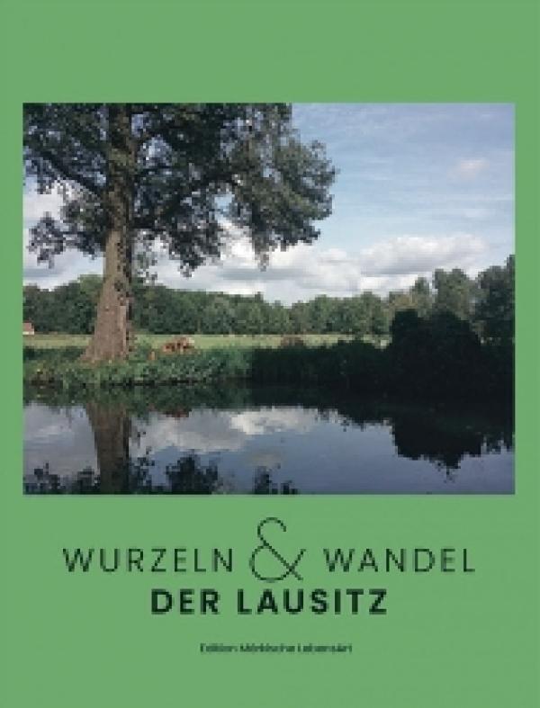 Wudawaŕ: Hannelore Schmidt-Hoffmann – Freier Deutscher Autorenverband FDA-Landesverband Brandenburg e.V.: Wurzeln &amp; Wandel der Lausitz/Kórjenje a pśeměnjenja Łužyce – Eine heimatkundliche Spurensuche mit wendischen Urgroßmüttern/Pó domownjowědnych slědach ze serbskimi mamai tśeśego naroda 352 bokow; brošura; Edition Märkische Lebensart (Verlag); ISBN 978-3-943614-23-7; 20,00 €.