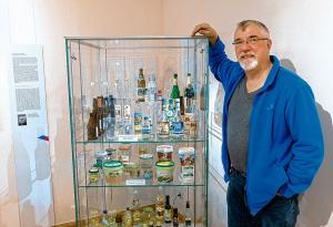 Kurator wustajeńce Werner Měškank pśed witrinu z lokalnymi produktami Foto: Justyna Michniuk