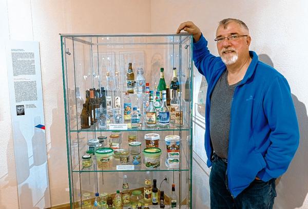Kurator wustajeńce Werner Měškank pśed witrinu z lokalnymi produktami Foto: Justyna Michniuk
