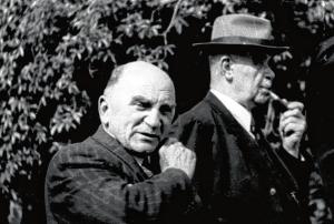 Posledni serbski farar w Poršicach Kurt Handrik (prědku) ze serbskim superintendentom Gustawom Mjerwu z Bukec wokoło lěta 1955 Foto: zběrka Trudla Malinkowa