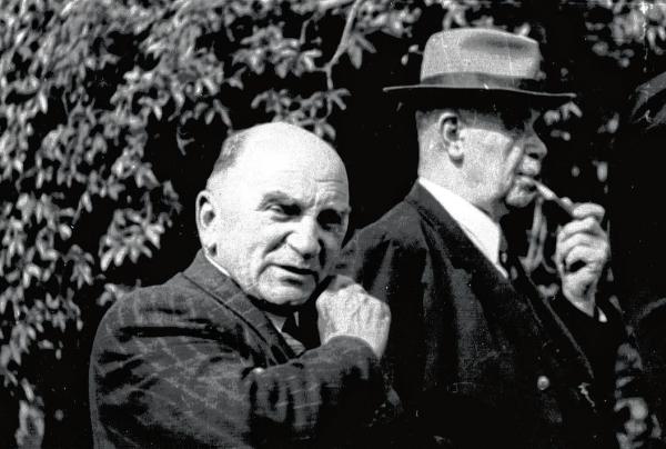 Posledni serbski farar w Poršicach Kurt Handrik (prědku) ze serbskim superintendentom Gustawom Mjerwu z Bukec wokoło lěta 1955 Foto: zběrka Trudla Malinkowa