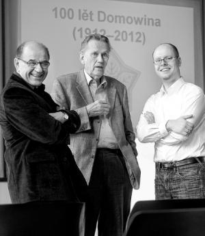 Jurij Grós mjez předsydomaj Domowiny Janom Nukom (2000–2011) a Dawidom Statnikom (wotlěwa) Foto: Maćij Bulank