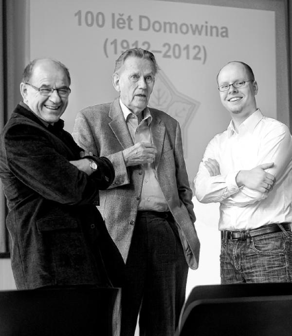 Jurij Grós mjez předsydomaj Domowiny Janom Nukom (2000–2011) a Dawidom Statnikom (wotlěwa) Foto: Maćij Bulank