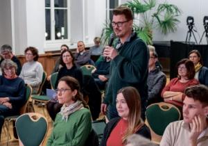 Po debaće na podiju bu rozmołwa na cyłu, nimale połnje wobsadźenu žurlu Budyskeho Serbskeho domu rozšěrjena. Foto: SN/Bojan Benić