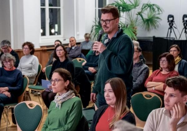 Po debaće na podiju bu rozmołwa na cyłu, nimale połnje wobsadźenu žurlu Budyskeho Serbskeho domu rozšěrjena. Foto: SN/Bojan Benić