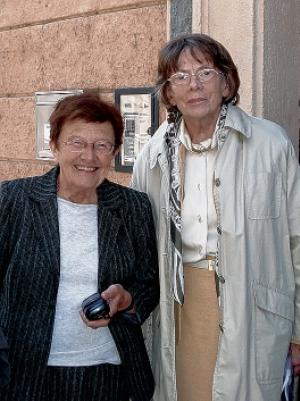Prof. Libuše Hrabova a prof. Lucia Hajnec, přećelce ze studijnych lět, před Serbskim seminarom w Praze składnostnje konferency 2004. Serbski seminar je so lěta 1947 jako internat wužiwał, w kotrymž wobě studentce bydleštej. Foće: Jurij Łušćanski