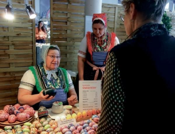 Hanušoc mać a dźowka ze Slepoho na Drježdźanskich jutrownych wulkowikach . Foto: Juliana Kaulfürstowa