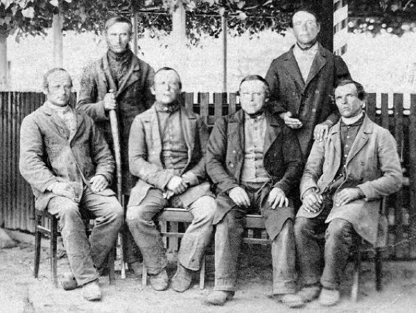 Wjednicy najwuznamnišeje serbskeje wupućowarskeje skupiny do Awstralskeje, naprawo sedźo Jan Dalwica z Chortnicy, pódla njeho sedźo prawdźepodobnje Jan Swora z Droždźija. W lěću 1851 wopušćichu ze skupinu 92 Serbow Łužicu, přewjezechu so na płachtaku »Helena« do Južneje Awstralskeje a załožichu tam sydlišćo a wosadu Ebenezer.&amp;nbsp;&amp;nbsp; Foto: Serbski kulturny archiw