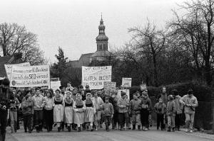 Na demonstraciji w Klětnom přećiwo wotbagrowanju wsy, dnja 20. januara 1990 Foto: Jürgen Maćij