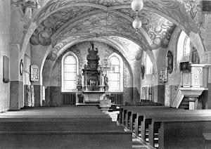 Njeswačanska cyrkej po nowowuhotowanju 1934: nalěwo němska marmorowa tafla za wopory wójny 1870/71, pódla na wjelb nošacym połstołpje serbska owalna tafla za wopory wójny 1866 Reprodukcija: wosada Njeswačidło