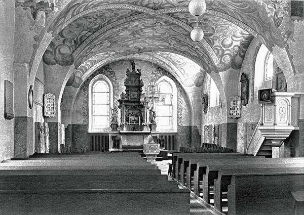 Njeswačanska cyrkej po nowowuhotowanju 1934: nalěwo němska marmorowa tafla za wopory wójny 1870/71, pódla na wjelb nošacym połstołpje serbska owalna tafla za wopory wójny 1866 Reprodukcija: wosada Njeswačidło
