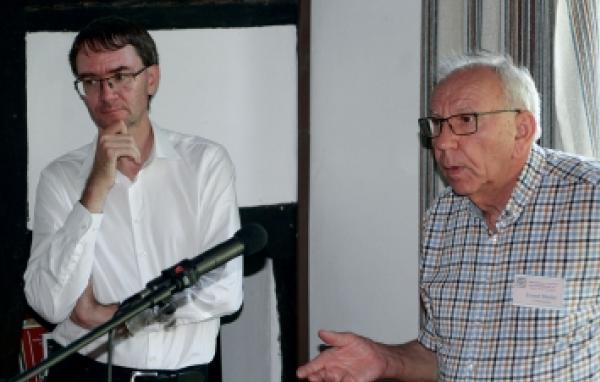 Jaden z głownych organizatorow, pśedsedaŕ towaristwa Wendischer Freundes- und Arbeitskreis e.V. Ernst Stelte (pr.) z Lüchowa. Jomu pó boce stoj rěcywědnik dr. Vladislav Knoll z Pragi (l.), kótaryž jo tuchylu nejlěpšy znajaŕ srjejź 18. stolěśa wumrěteje drjewjańšćiny. Rěc wendlandskich Słowjanow jo wót rěcywědnikow derje pśeslěźona, ale njejo žednje dojśpiła status pisneje rěcy. To pak by se mógło hyšći staś pśez dalšne zaměrne wuwiśe a zmysłapołne wužywanje. Fota: W. Měškank