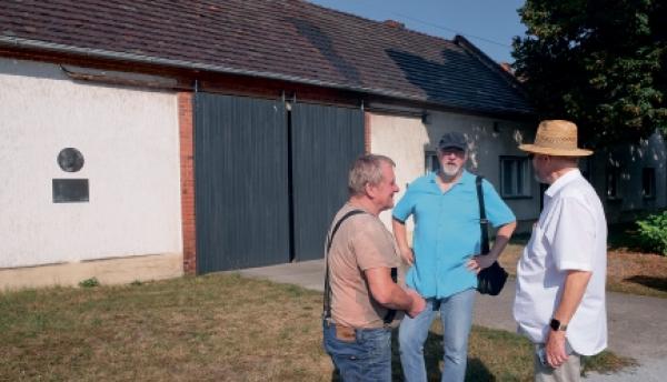 Dietrich Šwjela (napšawo) pla domskego Kita Šwjele, swójogo nana tśeśego naroda w Zaspach 2025.