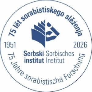 Rudolf Jenč, literarny historikar a rěčespytnik, kotryž skutkowaše wot lěta 1951 do 1968 jako wědomostny sobudźěłaćerw ISL předpołoži 1954 standardne dźěło ›Stawizny serbskeho pismowstwa‹. Šěsć lět po tym wuńdźe druhi zwjazk.Přez wudaća kaž zhromadźene spisy so zdobom bytostny dźěl kulturneho herbstwa zachowa, kotryž je za přichodne generacije widźomny a přistupny. 14 zwjazkow zhromadźenych spisow Jakuba Barta-Ćišinskeho je zestajił Pětr Malink, kotryž bě wot 1976–1984 sobudźěłaćer ISL.Christian Prunitsch, kotryž je jako profesor za zapadosłowjansku literaturo- a kulturowědu w Drježdźanach dale ze sorabistiku wusko zwjazany, zaběraše so za swój čas w SI intensiwnje ze serbskej lyriku w 20. lětstotku – kniha wo mjenowanej temje wuńdźe 2001 jako čisło 29 Spisow Serbskeho instituta. Fota: Jan Bogusz