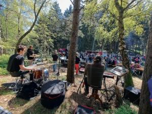 Skupina HraTaj z Warnoćic hraje punk-rock, swing, šanson a wjace na basnje Milana Hrabala. Foto: Juliana Kaulfürstowa
