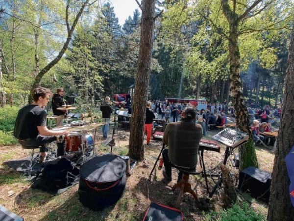 Skupina HraTaj z Warnoćic hraje punk-rock, swing, šanson a wjace na basnje Milana Hrabala. Foto: Juliana Kaulfürstowa
