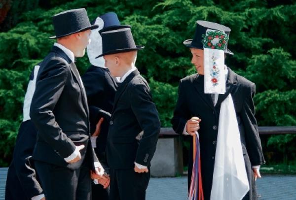 »Genderowe stereotypy ptačeho kwasa« – Korony dla swjećachu w Kulowje ptačik kwas loni hakle w meji.&amp;nbsp; Foto: Thomas Menzel
